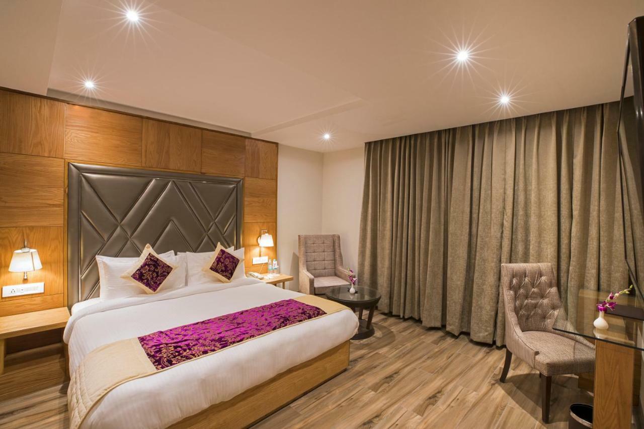 Regenta Central Cassia Zirakpur Chandigarh Buitenkant foto